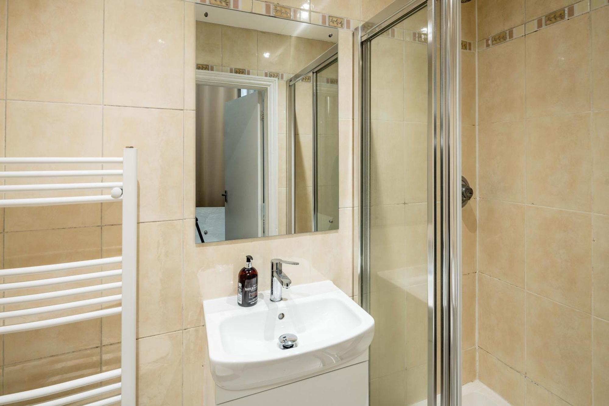 Gloucester Station Gem: 3 Bedroom Oasis London Eksteriør bilde